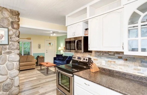 Youbou Cabaña | Cozy 2BR Cottage w/ Hot Tub! Walk to the Beach!