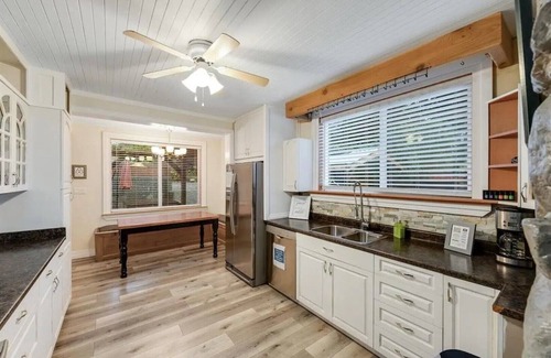 Youbou Cabaña | Cozy 2BR Cottage w/ Hot Tub! Walk to the Beach!