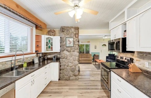 Youbou Cabaña | Cozy 2BR Cottage w/ Hot Tub! Walk to the Beach!
