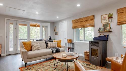 Fawnskin Casa | Cozy 2BR Fawnskin Cabin Big Bear Lake Hiking Trails Snow Summit Nearby