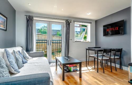 Chute Forest Apartamento | Cozy 2BR flat near Stonehenge w/balcony