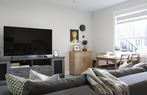 Willoughby Casa | Cozy 2BR for Family & Private Parking & Near Mall