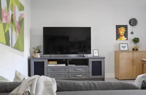 Willoughby Casa | Cozy 2BR for Family & Private Parking & Near Mall