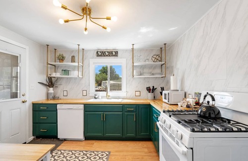Sheridan Casa | Cozy 2BR Getaway & Sleep 6 | The Emerald City Bungalow