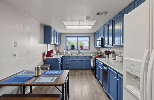 Carmichael Apartamento | Cozy 2BR in Sunny Carmichael | Netflix | Work Desk