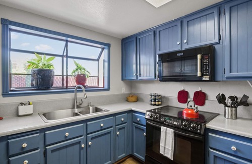 Carmichael Apartamento | Cozy 2BR in Sunny Carmichael | Netflix | Work Desk