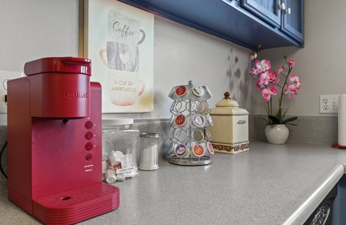 Carmichael Apartamento | Cozy 2BR in Sunny Carmichael | Netflix | Work Desk