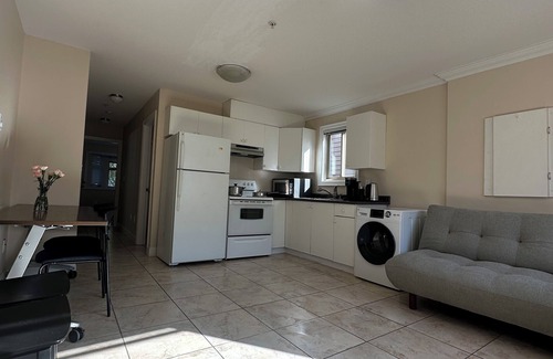 Marpole Casa | Cozy 2BR in West Side Kitchen & Living