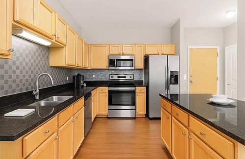 West Seventh Apartamento | Cozy 2BR | King + 2 Queens + Walk to Xcel Arena
