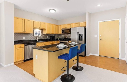 West Seventh Apartamento | Cozy 2BR | King + 2 Queens + Walk to Xcel Arena