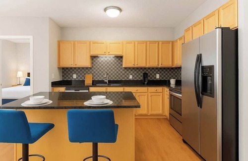 West Seventh Apartamento | Cozy 2BR | King + 2 Queens + Walk to Xcel Arena