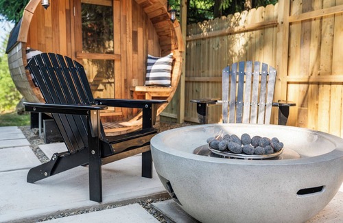 Andover Casa | Cozy 2br Lake House with Outdoor Barrel Sauna on Cranberry Lake