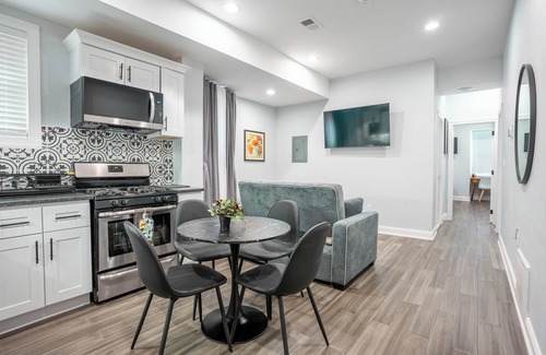 Garden Court Apartamento | Cozy 2BR Loft 2nd Floor Retreat / The Loft@Cedar Park Philadelphia