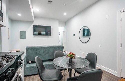 Garden Court Apartamento | Cozy 2BR Loft 2nd Floor Retreat / The Loft@Cedar Park Philadelphia