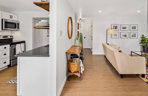 Moss Bay Casa | Cozy 2BR Lower Unit @DT Kirkland | Walk to Lake