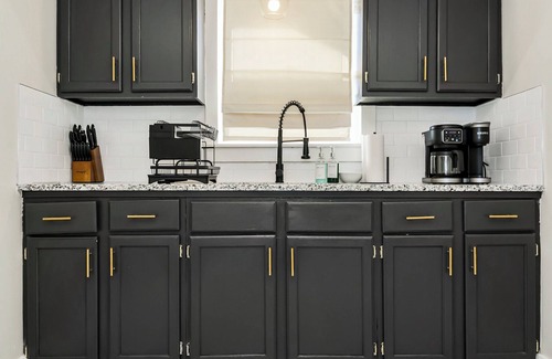 South Kansas City Casa | Cozy 2BR Near Hospitals, UMKC, Brookside, & Plaza