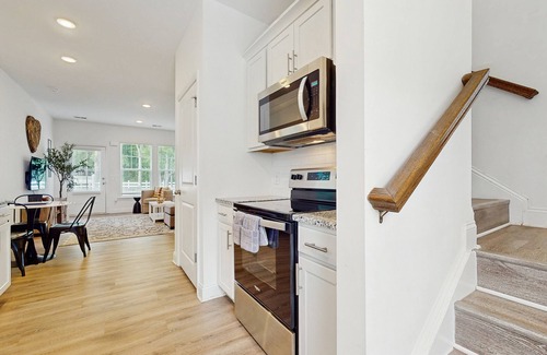 Goose Creek Casa | Cozy 2BR Pet Friendly Walkable Resort Cottage w/Pool Access