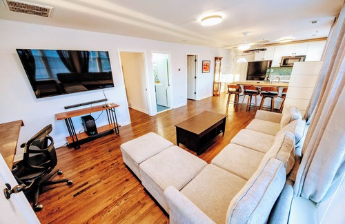 Arlington Casa | Cozy 2BR Retreat Free Parking & BBQ Pet is ok 10 minutes to downtown DC!