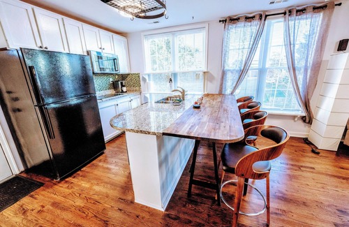 Arlington Casa | Cozy 2BR Retreat Free Parking & BBQ Pet is ok 10 minutes to downtown DC!