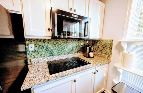 Arlington Casa | Cozy 2BR Retreat Free Parking & BBQ Pet is ok 10 minutes to downtown DC!