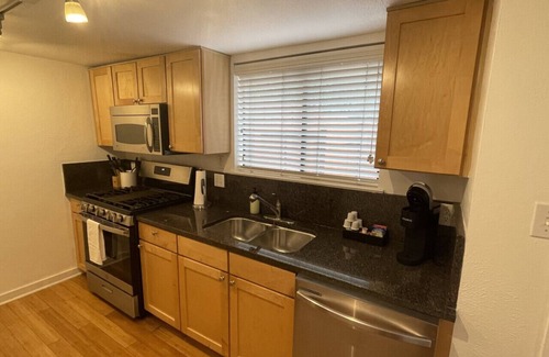 Bouldin Casa | Cozy 2BR Retreat in DT Austin Pets + Parking!