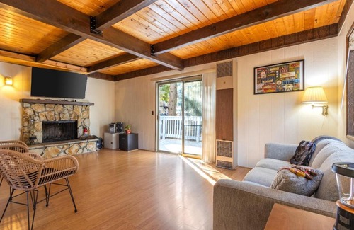 Crestline Casa | Cozy 2BR Retreat Near Lake Grego with Mountain Views