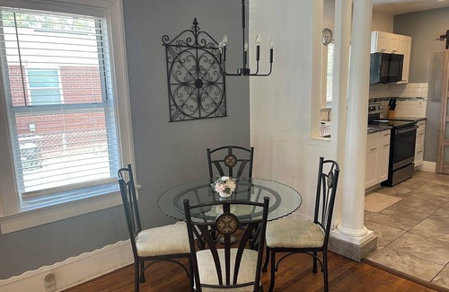 Brentwood Casa | Cozy 2BR Retreat-Sleeps 6-Beaches & Downtown