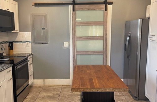 Brentwood Casa | Cozy 2BR Retreat-Sleeps 6-Beaches & Downtown