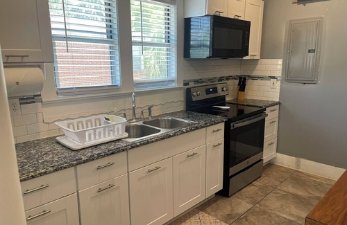 Brentwood Casa | Cozy 2BR Retreat-Sleeps 6-Beaches & Downtown