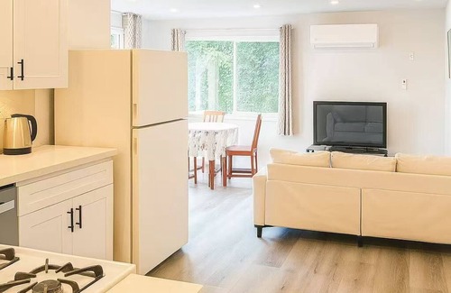 Shoreline Casa | Cozy 2BR w/WiFi and AC Near UW, Northgate, Golf & All Amenities in Shoreline