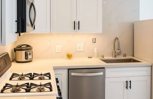 Shoreline Casa | Cozy 2BR w/WiFi and AC Near UW, Northgate, Golf & All Amenities in Shoreline