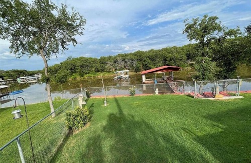 Chico Casa | Cozy 2BR waterfront lake escape.