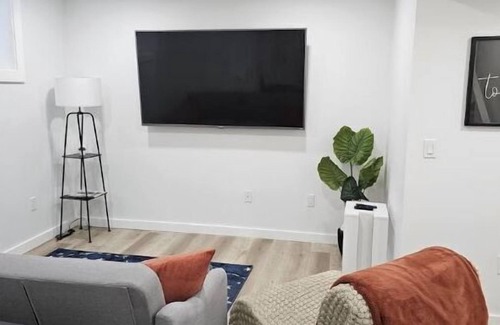 Northwest Calgary Casa | Cozy 2brm suite in NW Calgary