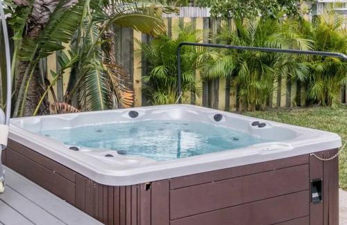 South Middle River Casa | Cozy 3 - 2, heated Pool & Jacuzzi, 10 min Beach and Las Olas