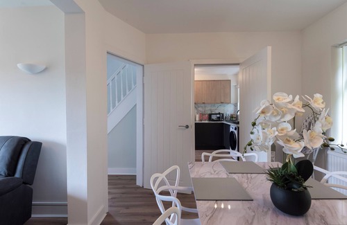 Salford Casa | Cozy 3 BD House, Perfect for Large Group of 6