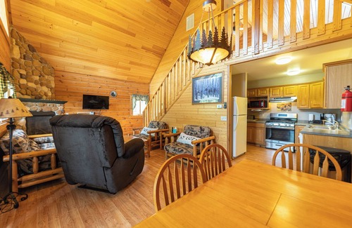 Warrens Cabina | Cozy 3-bdrm cabin in Warrens with AC WiFi and a beautiful view off the back deck