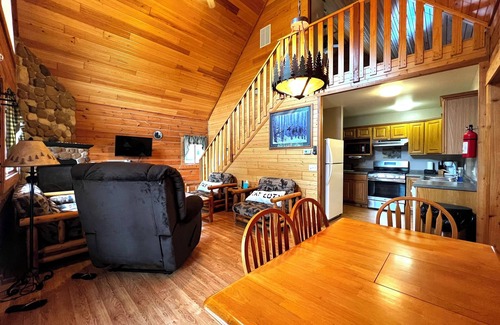 Warrens Cabina | Cozy 3-bdrm cabin in Warrens with AC WiFi and a beautiful view off the back deck
