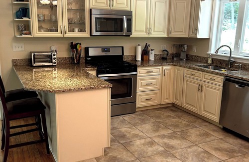 Storrs Casa | Cozy 3-bed 1.5 baths 1 mile from UConn campus. WiFi AC Patio Kitchen Dining room