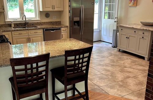 Storrs Casa | Cozy 3-bed 1.5 baths 1 mile from UConn campus. WiFi AC Patio Kitchen Dining room