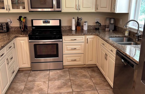 Storrs Casa | Cozy 3-bed 1.5 baths 1 mile from UConn campus. WiFi AC Patio Kitchen Dining room