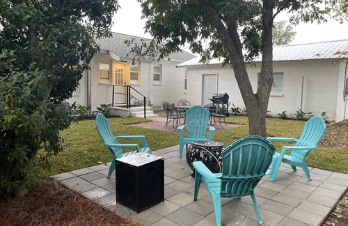 Warrington Cabaña | Cozy 3 bed, 2 bath cottage 0.2 miles to boat ramp/waterfront trails Dog friendly