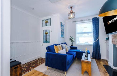 Leek Casa | Cozy 3-Bed Home by 53 Degrees Property, Perfect for Business & Groups!