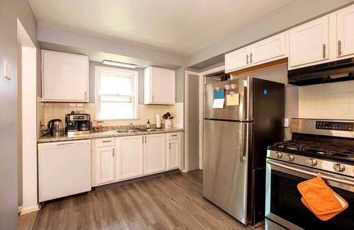 Maple Heights Casa | Cozy 3 bed home NEW ON VRBO DISCOUNTED PRICE, EXCELLENT REVIEWS OTHER PLATFORMS
