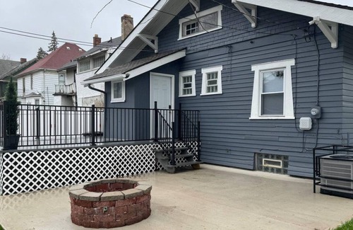 Detroit Casa | Cozy 3-Bed Retreat with Games, Smart TVs & Fire Pit, 12 Mins to Downtown!
