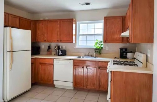 Iselin Apartamento | Cozy 3 bed 2 full bath first floor apartment washer dryer 10 minutes to station