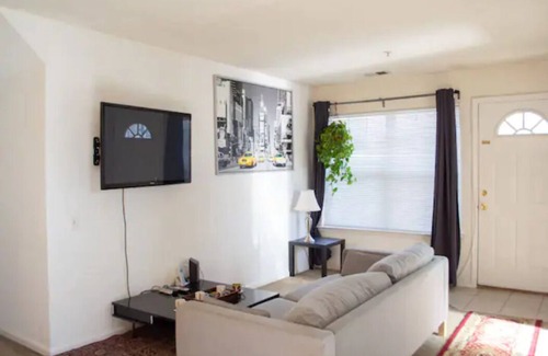Iselin Apartamento | Cozy 3 bed 2 full bath first floor apartment washer dryer 10 minutes to station