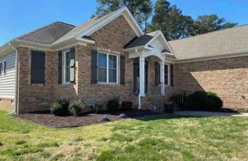 Hampton Casa | Cozy 3 Bedroom 2.5 bath home away from home.