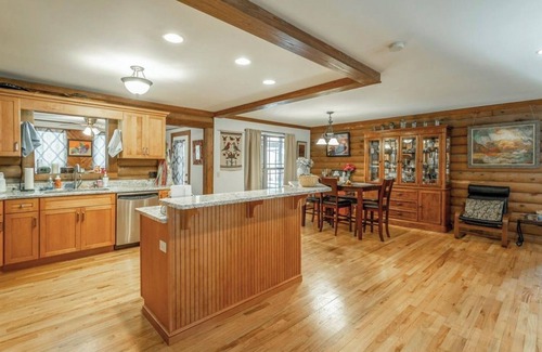 Graysville Cabina | Cozy 3-bedroom 2 bathroom cabin near Chattanooga. Firepit, spa, pool, fireplace.