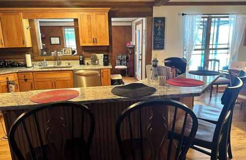 Graysville Cabina | Cozy 3-bedroom 2 bathroom cabin near Chattanooga. Firepit, spa, pool, fireplace.