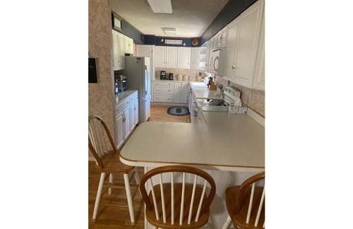 Russell Casa | Cozy 3-bedroom 2 bathroom house